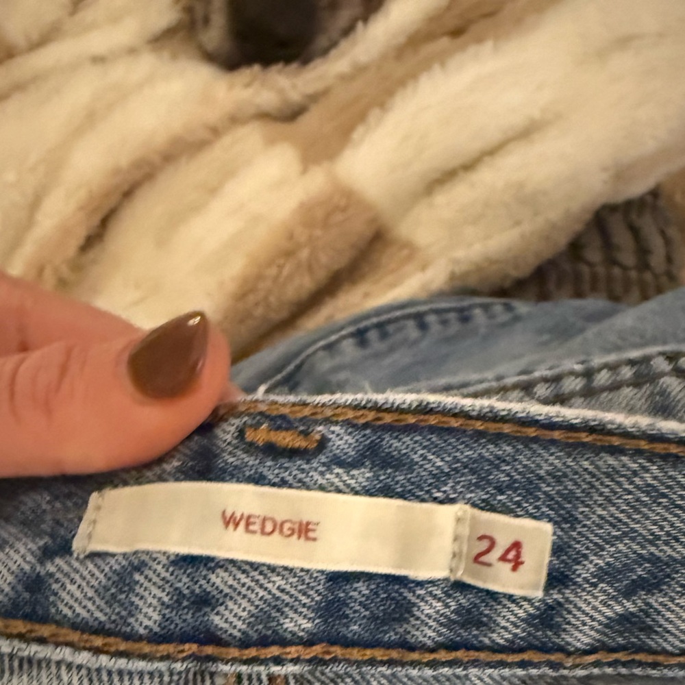 Levi’s Wedgie Fit Jeans 100% Cotton High Rise Frayed Hem Vintage Wash | Size 24 - Picture 4 of 4